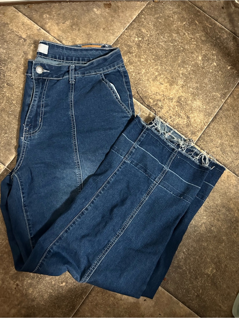High-Rise Dark Blue Women's Jeans with Frayed Hem
